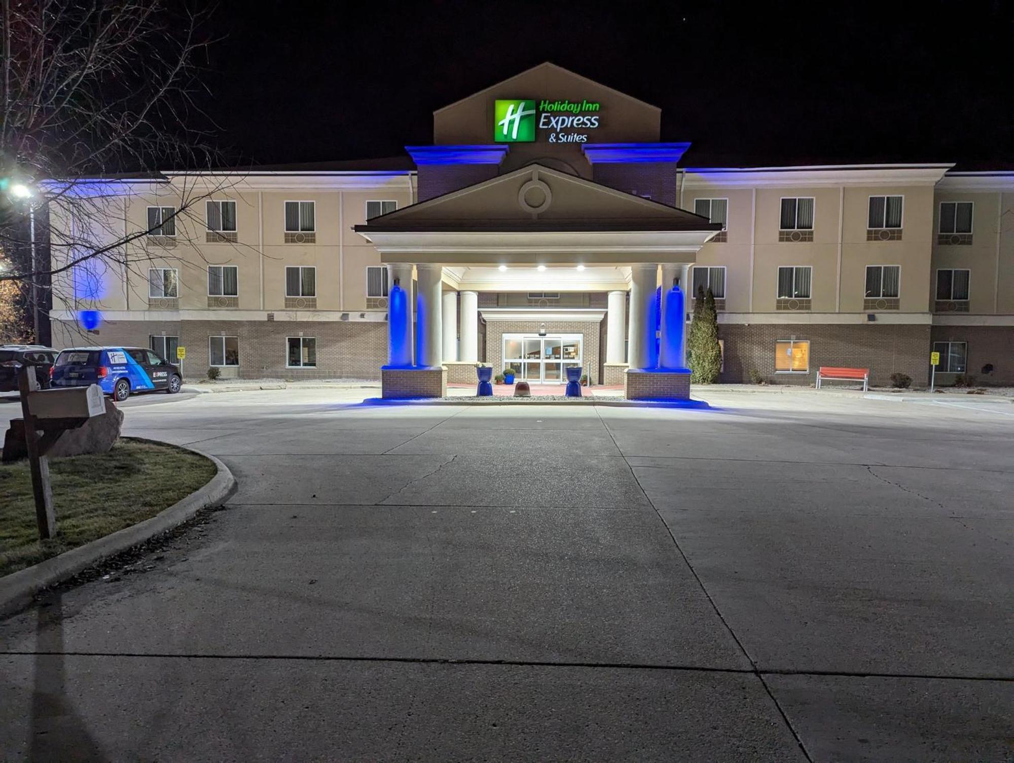 Holiday Inn Express & Suites Northwood By Ihg Silver Lake Exterior photo