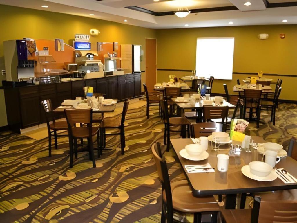 Holiday Inn Express & Suites Northwood By Ihg Silver Lake Exterior photo